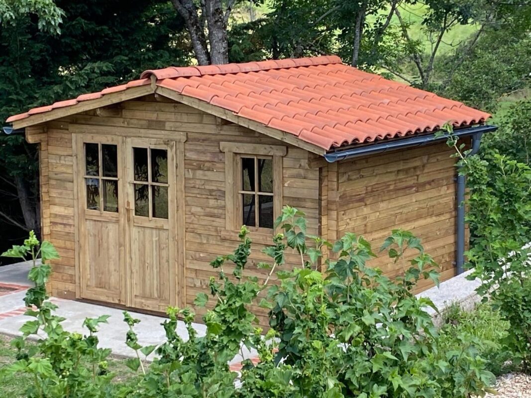 Abri de jardin 12m² PLUS en bois 40mm traité teinté marron Gardy Shelter