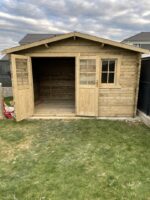 Abri de jardin 12m² PLUS en bois 40mm traité teinté marron Gardy Shelter