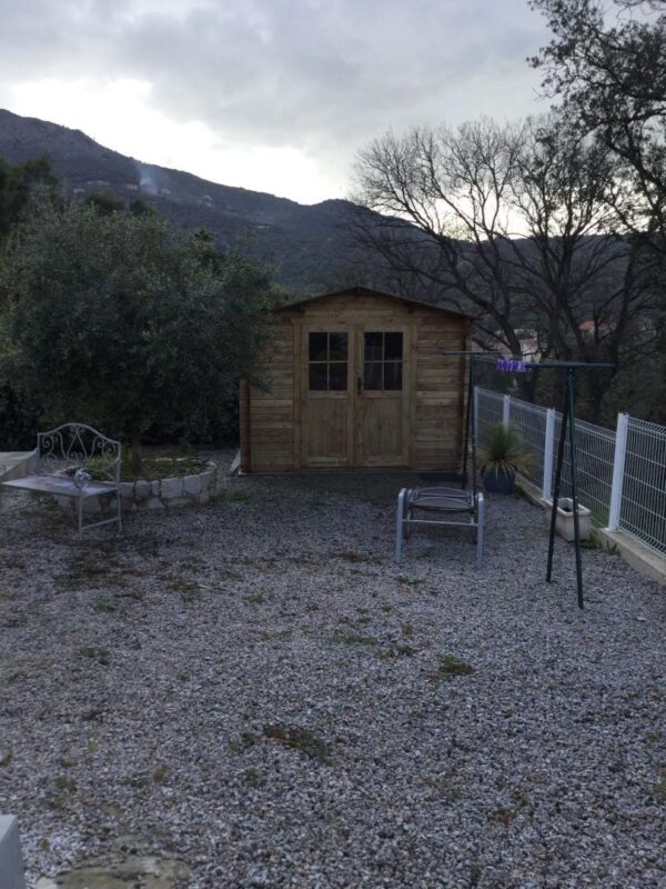 Abri de jardin 9m² PLUS en bois 40mm traité teinté marron Gardy Shelter