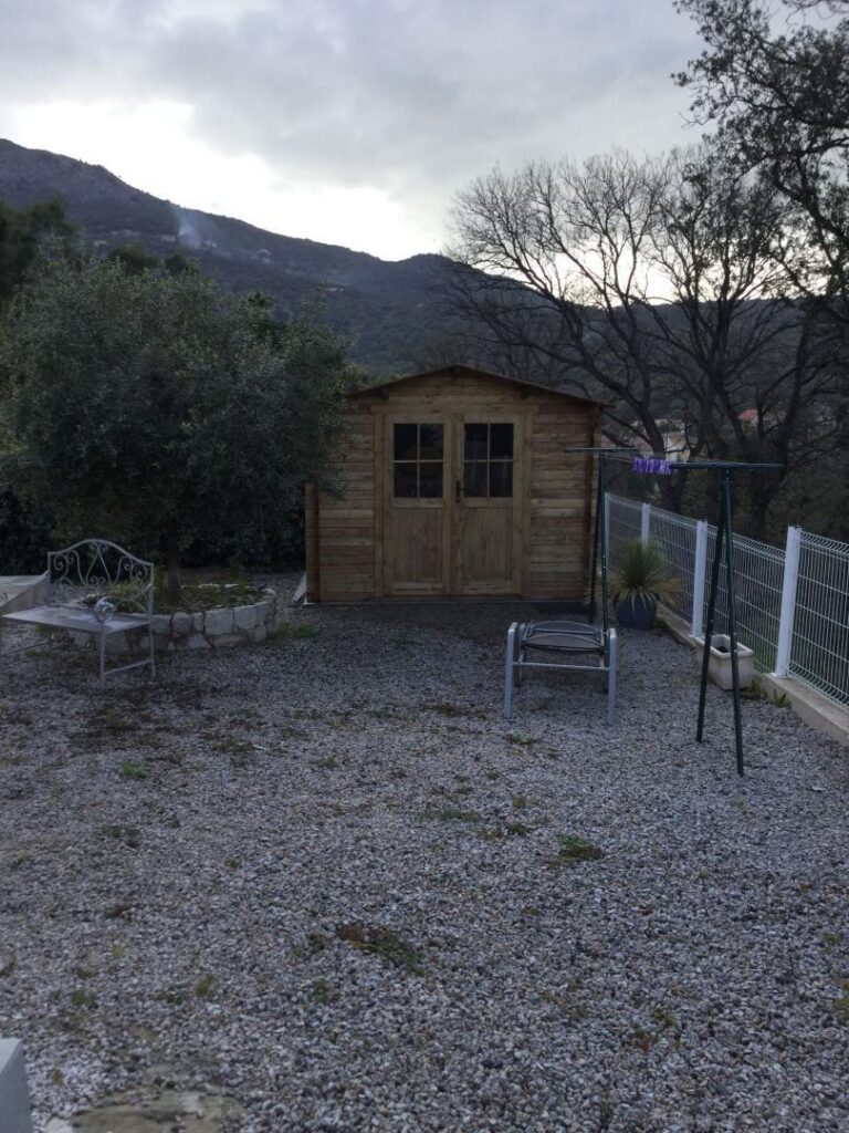 Abri de jardin 9m² PLUS en bois 40mm traité teinté marron Gardy Shelter