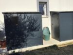 Abri de jardin adossé en résine anthracite 2,09m² + kit de fondation - JOBU