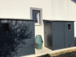 Abri de jardin adossé en résine anthracite 2,09m² + kit de fondation - JOBU