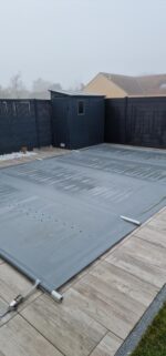 Abri de jardin adossé en résine anthracite 2,09m² + kit de fondation - JOBU