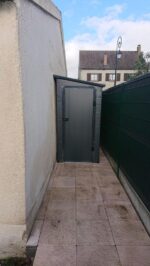 Abri de jardin adossé en résine anthracite 2,09m² + kit de fondation - JOBU