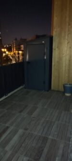 Abri de jardin adossé en résine anthracite 2,09m² + kit de fondation - JOBU