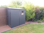 Abri de jardin adossé en résine anthracite 2,09m² + kit de fondation - JOBU