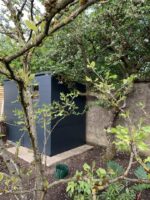 Abri de jardin adossé en résine anthracite 3,55m² + kit de fondation - JOBU