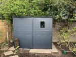 Abri de jardin adossé en résine anthracite 3,55m² + kit de fondation - JOBU