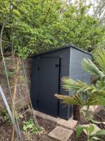 Abri de jardin adossé en résine anthracite 3,55m² + kit de fondation - JOBU