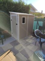 Abri de jardin adossé en résine beige 2,09m² + kit de fondation - Jôbu