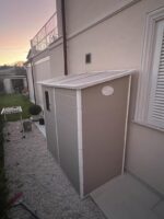 Abri de jardin adossé en résine beige 2,09m² + kit de fondation - Jôbu