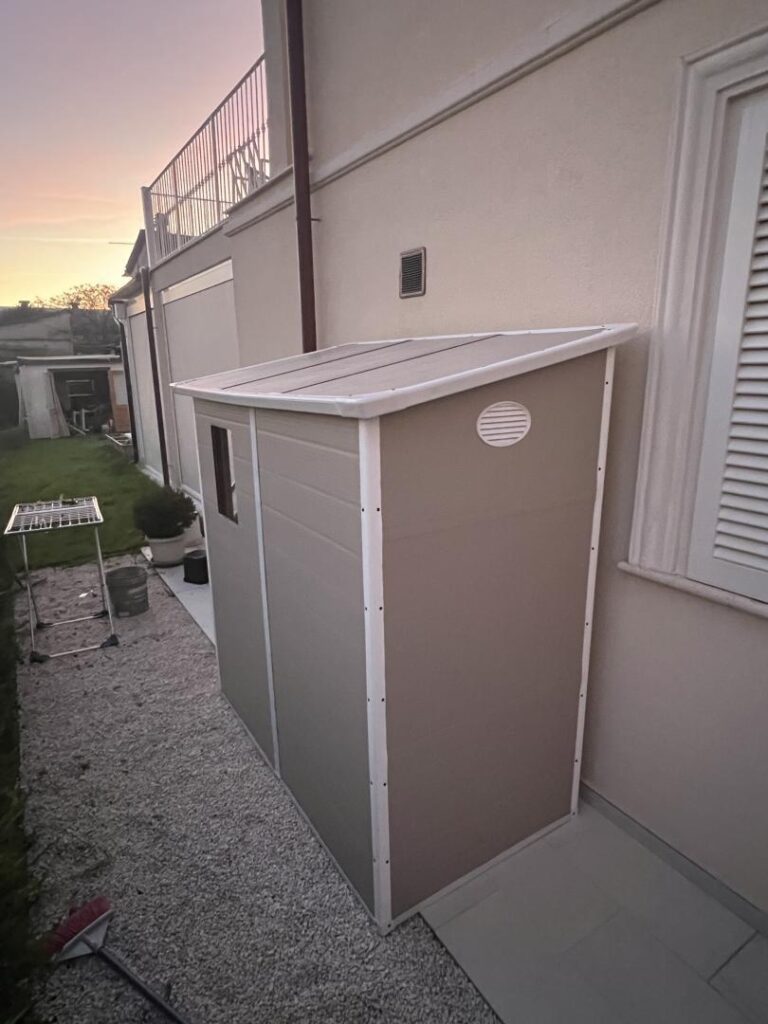 Abri de jardin adossé en résine beige 2,09m² + kit de fondation - Jôbu