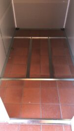 Abri de jardin adossé en résine beige 3,55m² + kit de fondation - JOBU