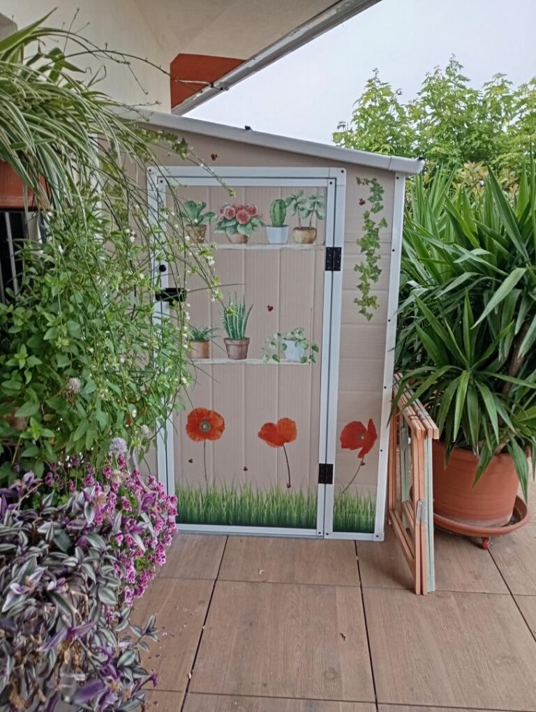 Abri de jardin adossé en résine beige 3,55m² + kit de fondation - JOBU