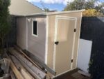Abri de jardin adossé en résine beige 3,55m² + kit de fondation - JOBU