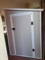 Abri de jardin adossé en résine beige 3,55m² + kit de fondation - JOBU