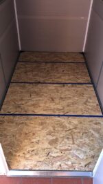 Abri de jardin adossé en résine beige 3,55m² + kit de fondation - JOBU