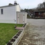 Abri de jardin adossé en résine beige 3,55m² + kit de fondation - JOBU