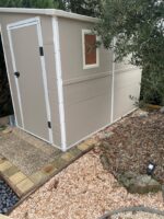 Abri de jardin adossé en résine beige 3,55m² + kit de fondation - JOBU