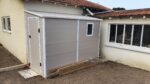 Abri de jardin adossé en résine beige 3,55m² + kit de fondation - JOBU