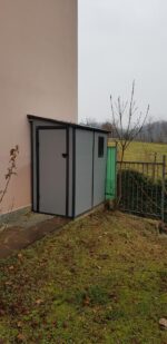 Abri de jardin adossé en résine gris clair 2,09m² + kit de fondation - JOBU