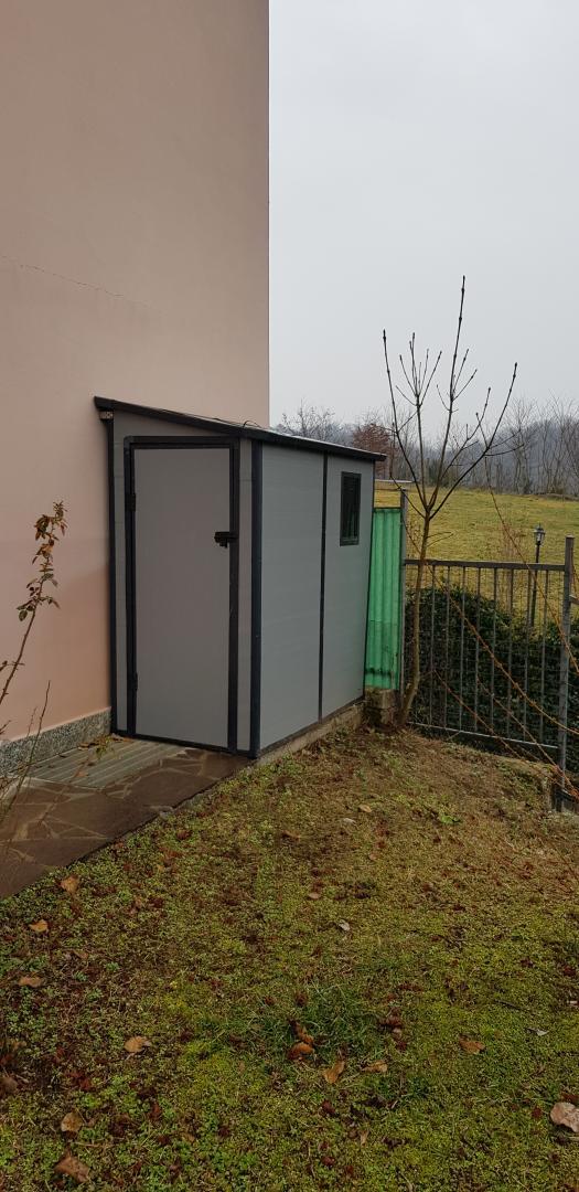 Abri de jardin adossé en résine gris clair 2,09m² + kit de fondation - JOBU