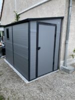 Abri de jardin adossé en résine gris clair 3,55m² + kit de fondation - JOBU