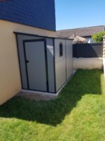 Abri de jardin adossé en résine gris clair 3,55m² + kit de fondation - JOBU