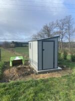Abri de jardin adossé en résine gris clair 3,55m² + kit de fondation - JOBU