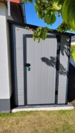 Abri de jardin adossé en résine gris clair 3,55m² + kit de fondation - JOBU