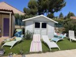 Abri de jardin en PVC 11,2m² DECO blanc et gris vert Grosfillex + kit ancrage offert