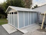 Abri de jardin en PVC 11,2m² UTILITY blanc et gris bleu Grosfillex + kit ancrage offert