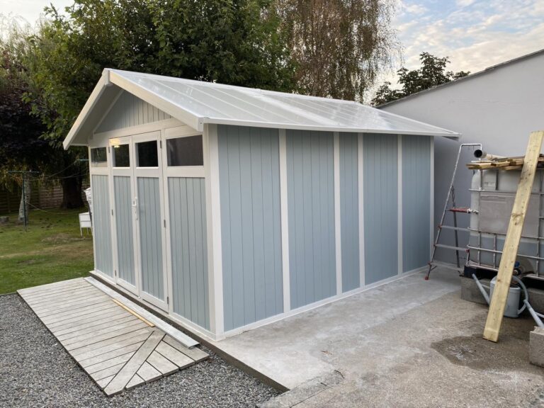 Abri de jardin en PVC 11,2m² UTILITY blanc et gris bleu Grosfillex + kit ancrage offert