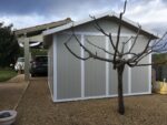 Abri de jardin en PVC 11,2m² UTILITY blanc et gris vert Grosfillex + kit ancrage offert