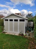 Abri de jardin en PVC 11,2m² UTILITY blanc et gris vert Grosfillex + kit ancrage offert