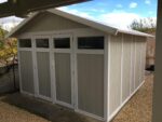 Abri de jardin en PVC 11,2m² UTILITY blanc et gris vert Grosfillex + kit ancrage offert