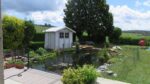 Abri de jardin en PVC 4,9m² DECO blanc et gris vert Grosfillex + kit ancrage offert