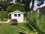 Abri de jardin en PVC 4,9m² DECO gris clair et blanc Grosfillex + kit ancrage offert