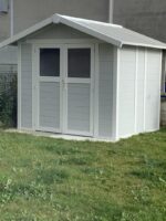 Abri de jardin en PVC 4,9m² DECO gris clair et blanc Grosfillex + kit ancrage offert