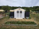 Abri de jardin en PVC 4,9m² DECO gris clair et blanc Grosfillex + kit ancrage offert