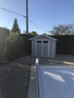 Abri de jardin en PVC 4,9m² UTILITY blanc et gris vert Grosfillex + kit ancrage offert