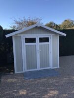 Abri de jardin en PVC 4,9m² UTILITY blanc et gris vert Grosfillex + kit ancrage offert