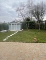 Abri de jardin en PVC 7,53m² UTILITY blanc et gris bleu Grosfillex + kit ancrage offert