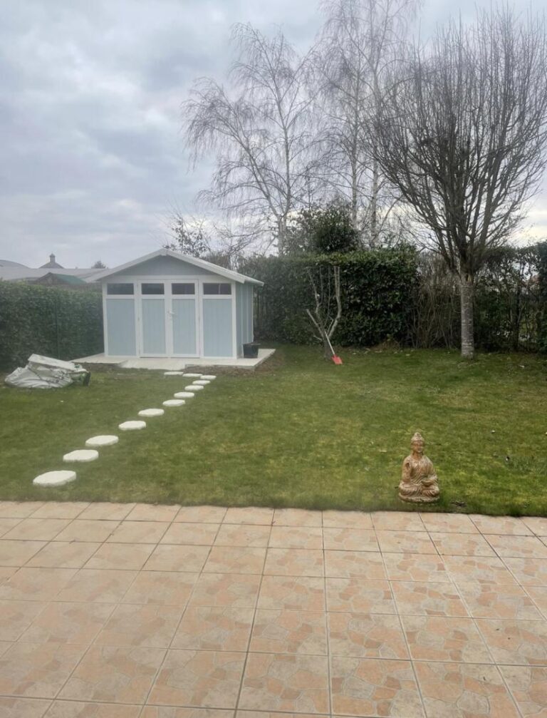 Abri de jardin en PVC 7,53m² UTILITY blanc et gris bleu Grosfillex + kit ancrage offert