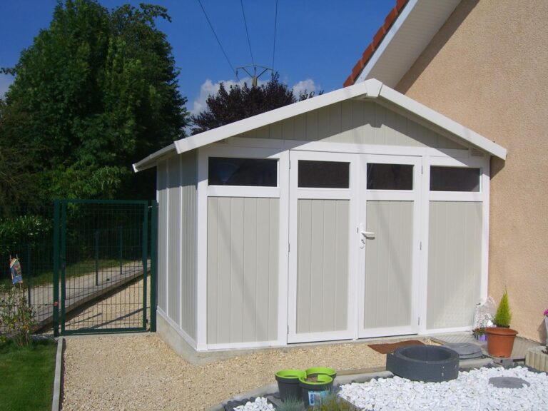 Abri de jardin en PVC 7,53m² UTILITY blanc et gris vert Grosfillex + kit ancrage offert