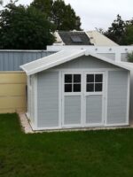 Abri de jardin en PVC 7,5m² DECO gris clair et blanc Grosfillex + kit ancrage offert