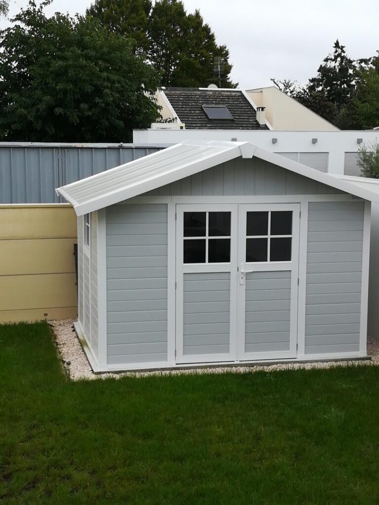Abri de jardin en PVC 7,5m² DECO gris clair et blanc Grosfillex + kit ancrage offert