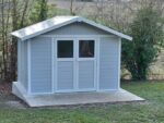 Abri de jardin en PVC 7,5m² DECO gris clair et blanc Grosfillex + kit ancrage offert