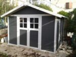 Abri de jardin en PVC 7,5m² DECO gris foncé et blanc Grosfillex + kit ancrage offert