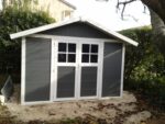 Abri de jardin en PVC 7,5m² DECO gris foncé et blanc Grosfillex + kit ancrage offert